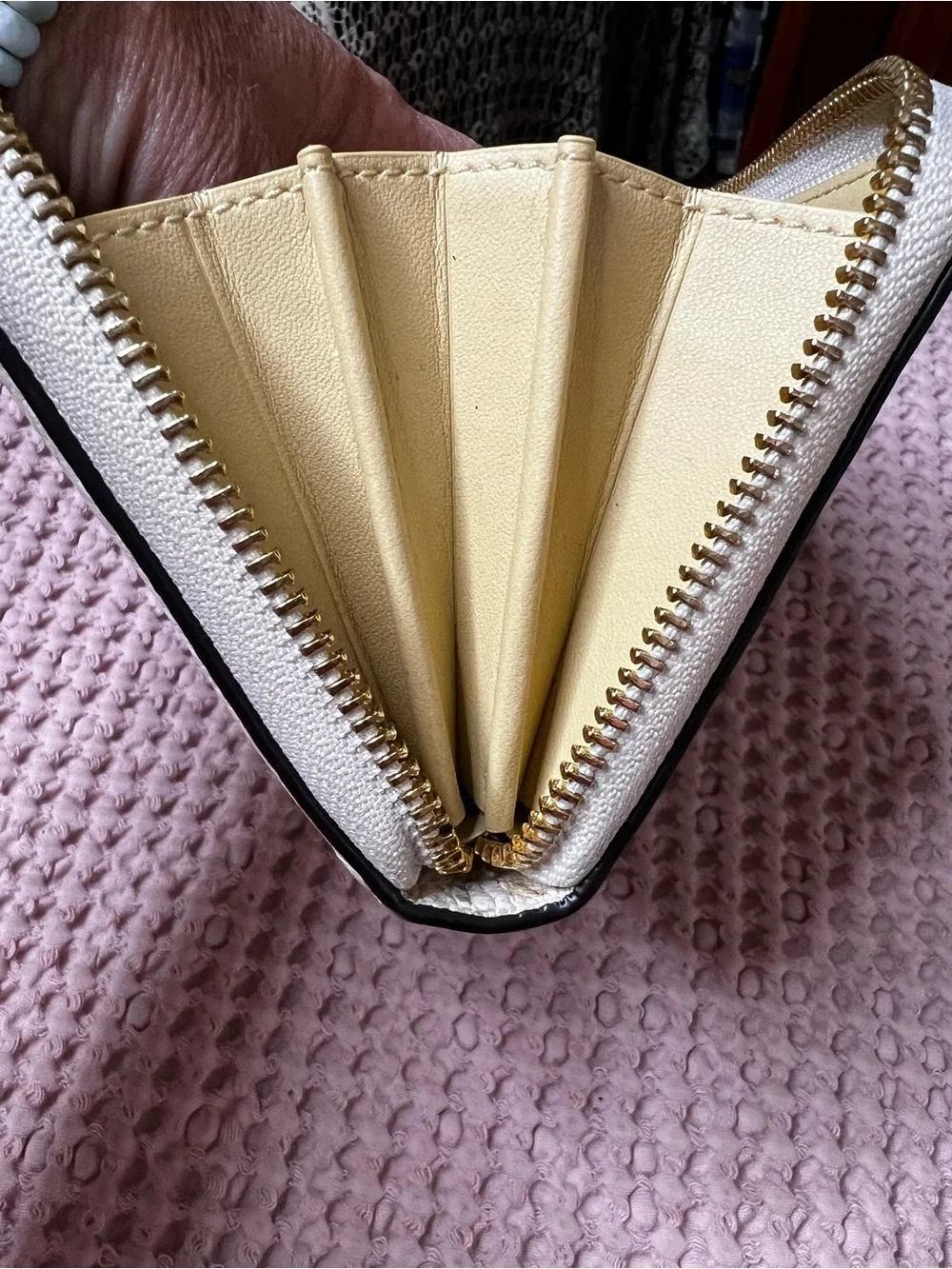 Coach Horse & Carriage Zip Around Accordion Wallet Wristlet Ivory Cream